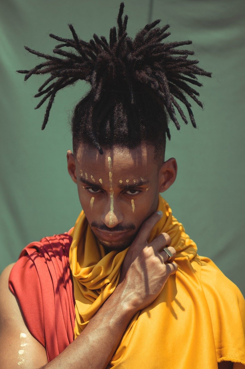 découvrez la coupe afro fade, un style tendance qui combine texture afro et dégradé moderne pour un look élégant et unique.