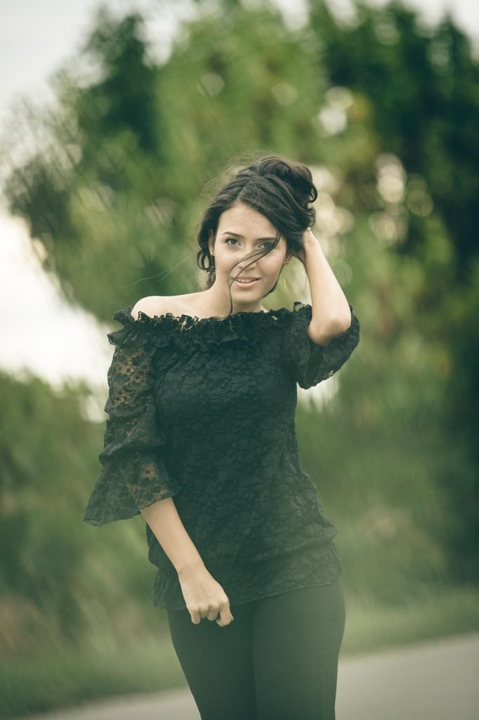 découvrez comment réussir un look all-white élégant et moderne, avec des conseils de style pour assortir vos vêtements entièrement blancs en toute occasion.