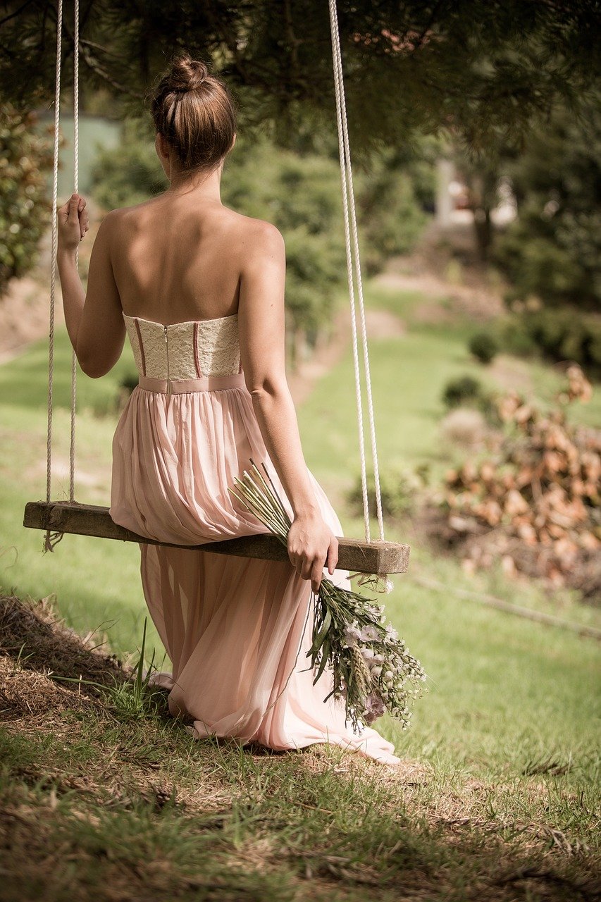 découvrez notre robe asymétrique élégante, parfaite pour un look moderne et sophistiqué. alliez style unique et confort avec cette pièce incontournable de votre garde-robe.
