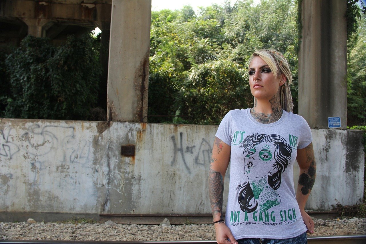 découvrez tout ce qu'il faut savoir sur le piercing tragus : conseils, soins, styles et tendances pour sublimer cette petite partie de l'oreille.