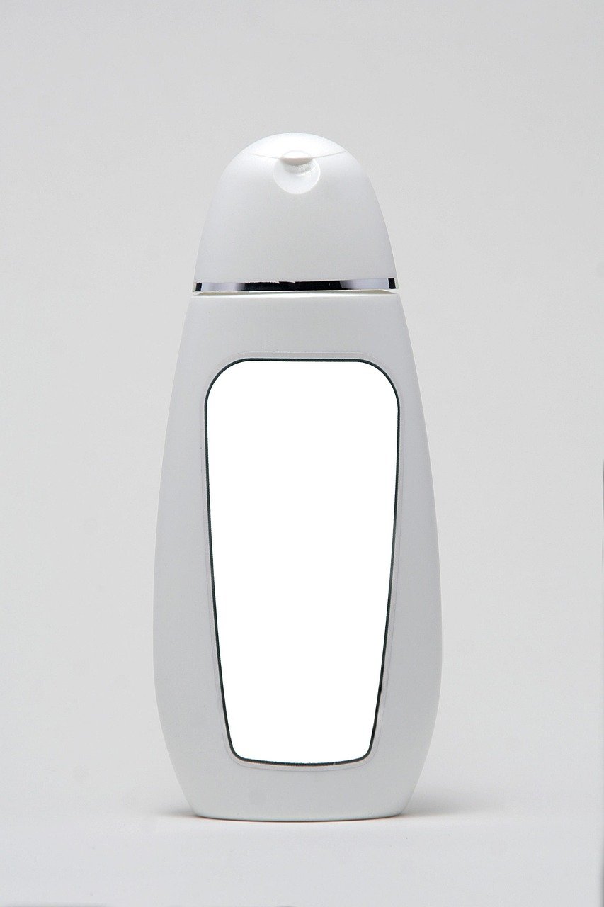 découvrez notre shampooing bleu, spécialement formulé pour neutraliser les tons jaunes et raviver l'éclat des cheveux blonds, gris ou décolorés.