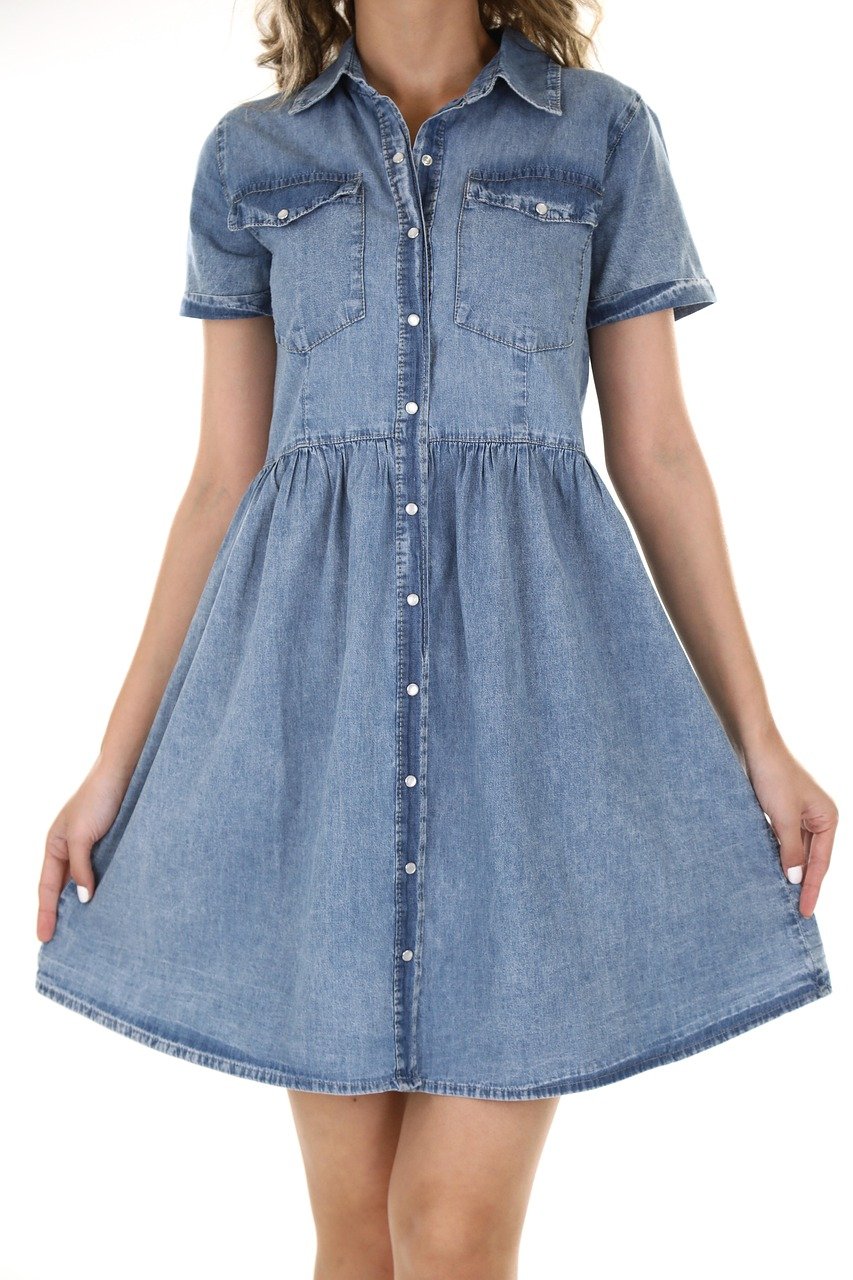 découvrez notre robe en denim alliant style décontracté et confort, parfaite pour toutes les occasions.