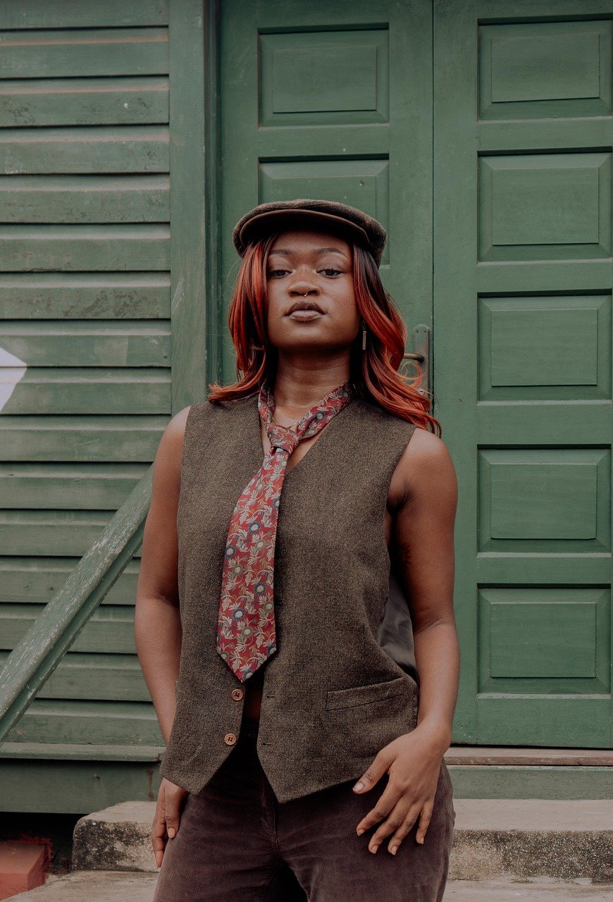 L&rsquo;association parfaite : jupe en jean et bottes en cuir, un look audacieux et intemporel