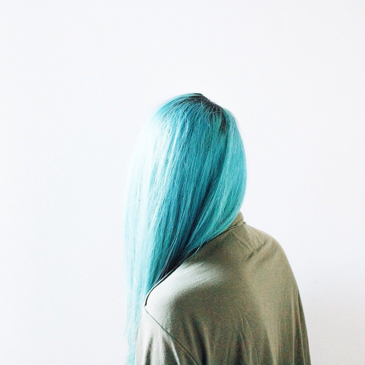 Coloration végétale : les 4 meilleures options pour couvrir vos cheveux blancs