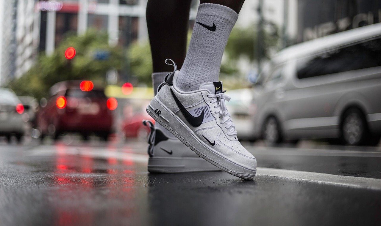 personnalisez vos baskets selon votre style unique avec notre service de customisation sneakers. créez des chaussures originales et tendance qui vous ressemblent.