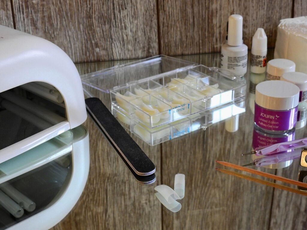 découvrez l'élégance intemporelle de la french manicure, une technique de manucure classique qui sublime vos ongles avec des bordures blanches nettes et un teint naturel.