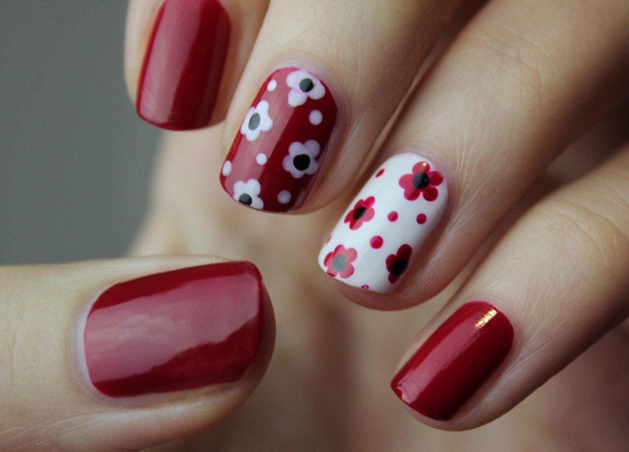 découvrez l'élégance intemporelle de la french manicure, une technique classique qui sublime vos ongles avec une finition naturelle et sophistiquée.