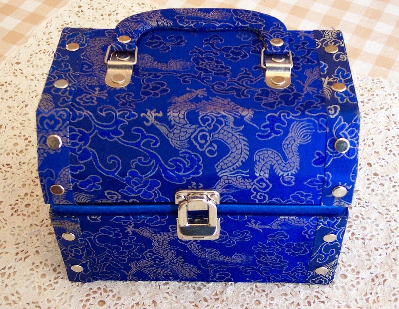 découvrez notre collection élégante de boîtes à bijoux, parfaites pour organiser et protéger vos précieux trésors avec style.