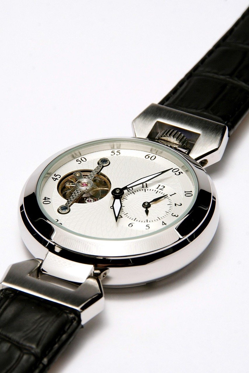 découvrez notre collection de montres de luxe pour hommes alliant design élégant, précision et matériaux haut de gamme.