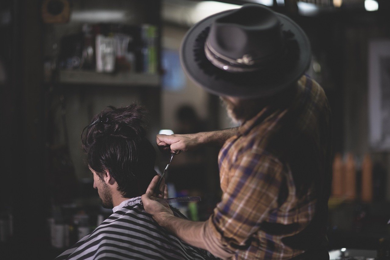découvrez la coupe de cheveux dégradée pour hommes, un style moderne et élégant qui met en valeur la coiffure avec finesse et précision.