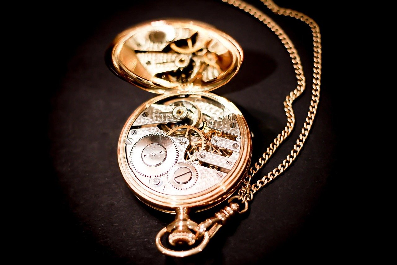 découvrez l'élégance intemporelle de la montre de poche, un accessoire classique alliant tradition et style vintage pour un charme unique.