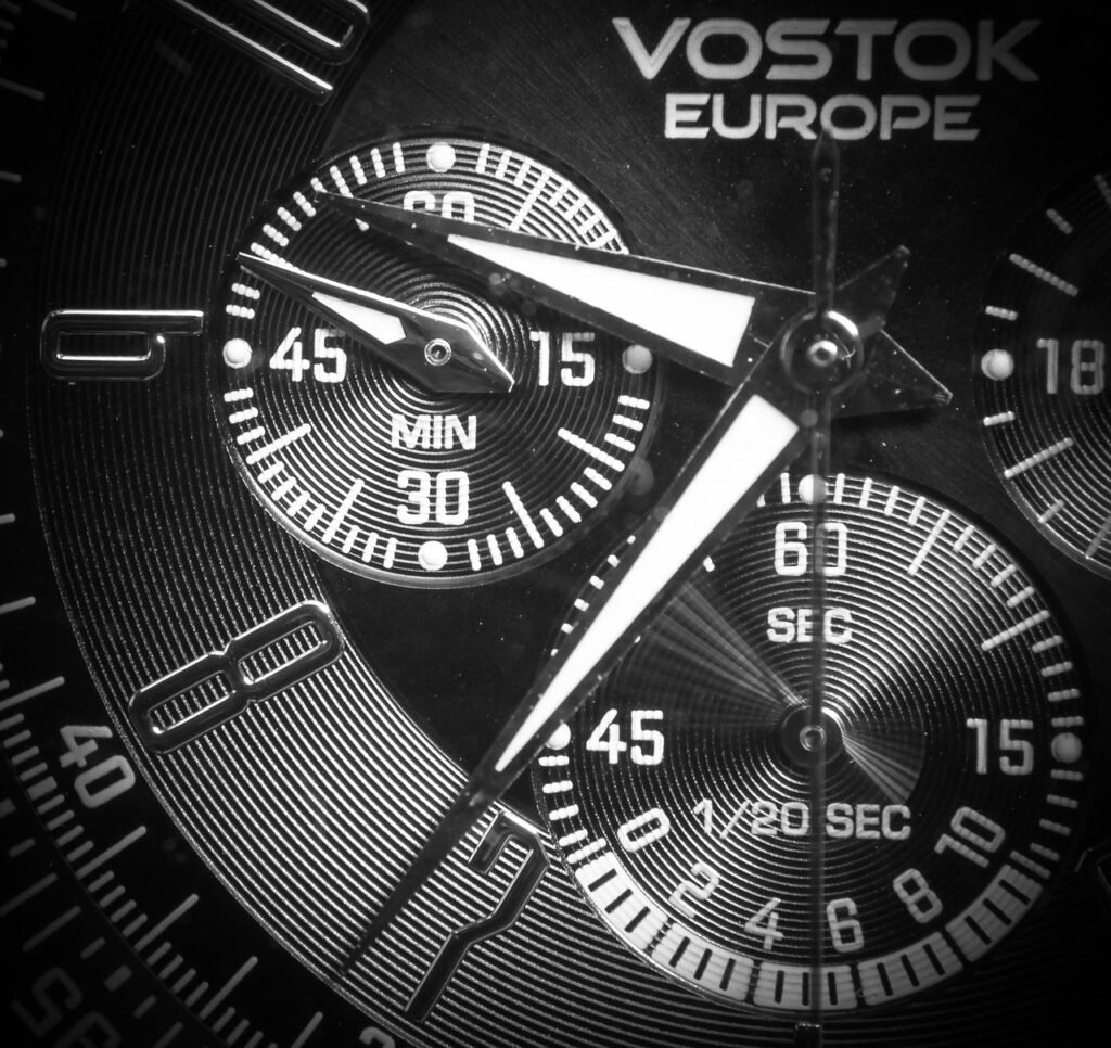 découvrez le tachymètre, un instrument de mesure de vitesse utilisé dans les montres et les véhicules pour calculer rapidement la vitesse ou la distance parcourue.