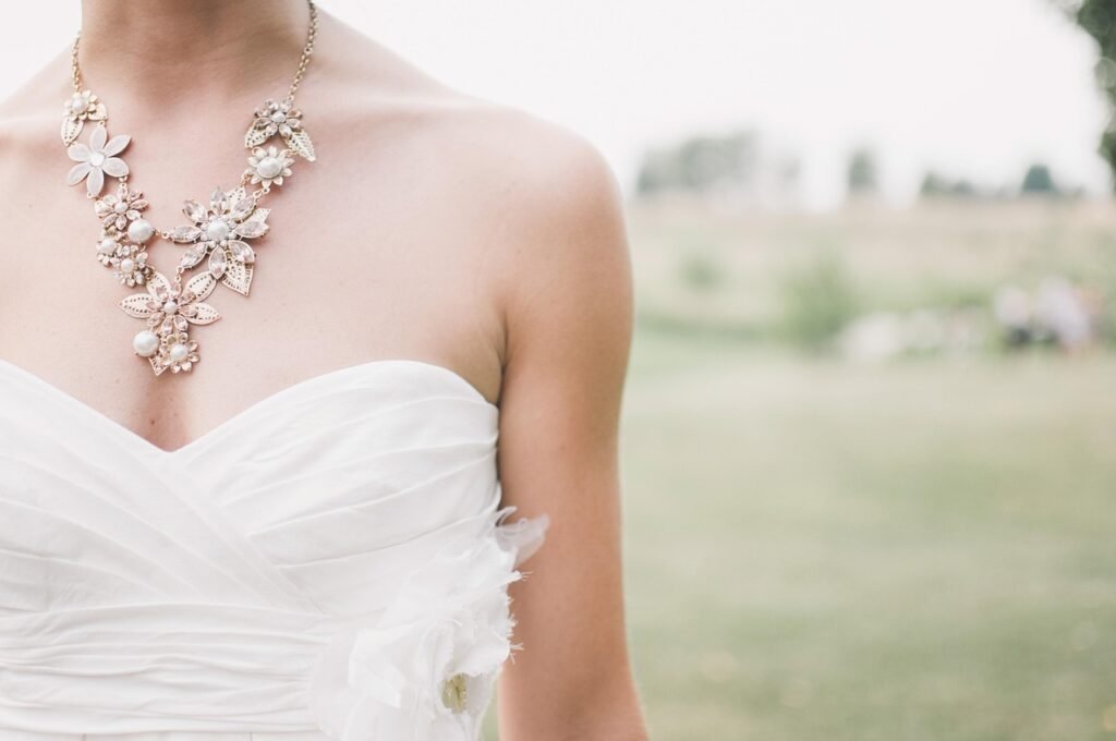 découvrez les dernières tendances de la mode nuptiale pour un mariage élégant et moderne. inspirez-vous des styles actuels pour choisir la robe parfaite et les accessoires idéaux.