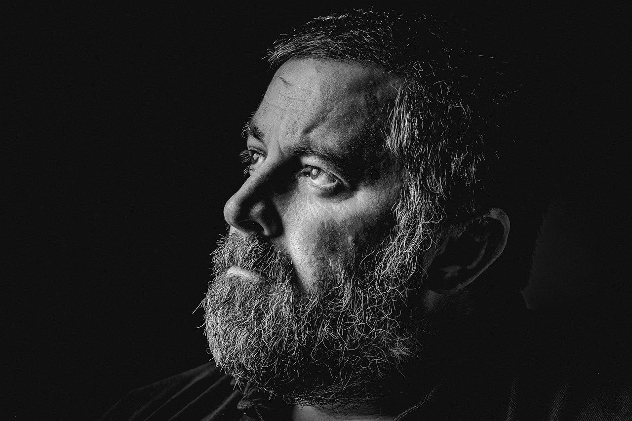 découvrez les causes et solutions pour la perte de densité de la barbe. conseils experts pour prévenir et traiter l'amincissement de la barbe efficacement.