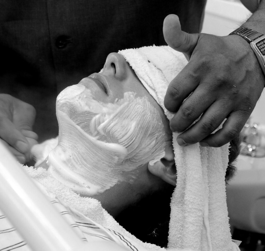 obtenez un rasage de près impeccable et confortable avec nos conseils et produits spécialisés pour une peau douce et sans irritation.
