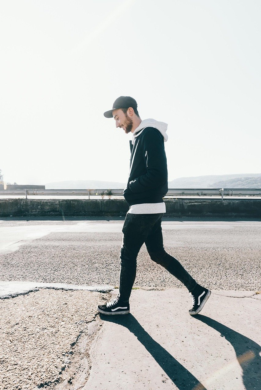 La veste en jean homme : cinq looks infaillibles pour maîtriser le style décontracté