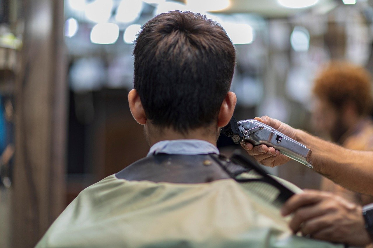 découvrez les meilleures coupes de cheveux afro pour hommes, alliant style, modernité et authenticité pour sublimer votre look au quotidien.