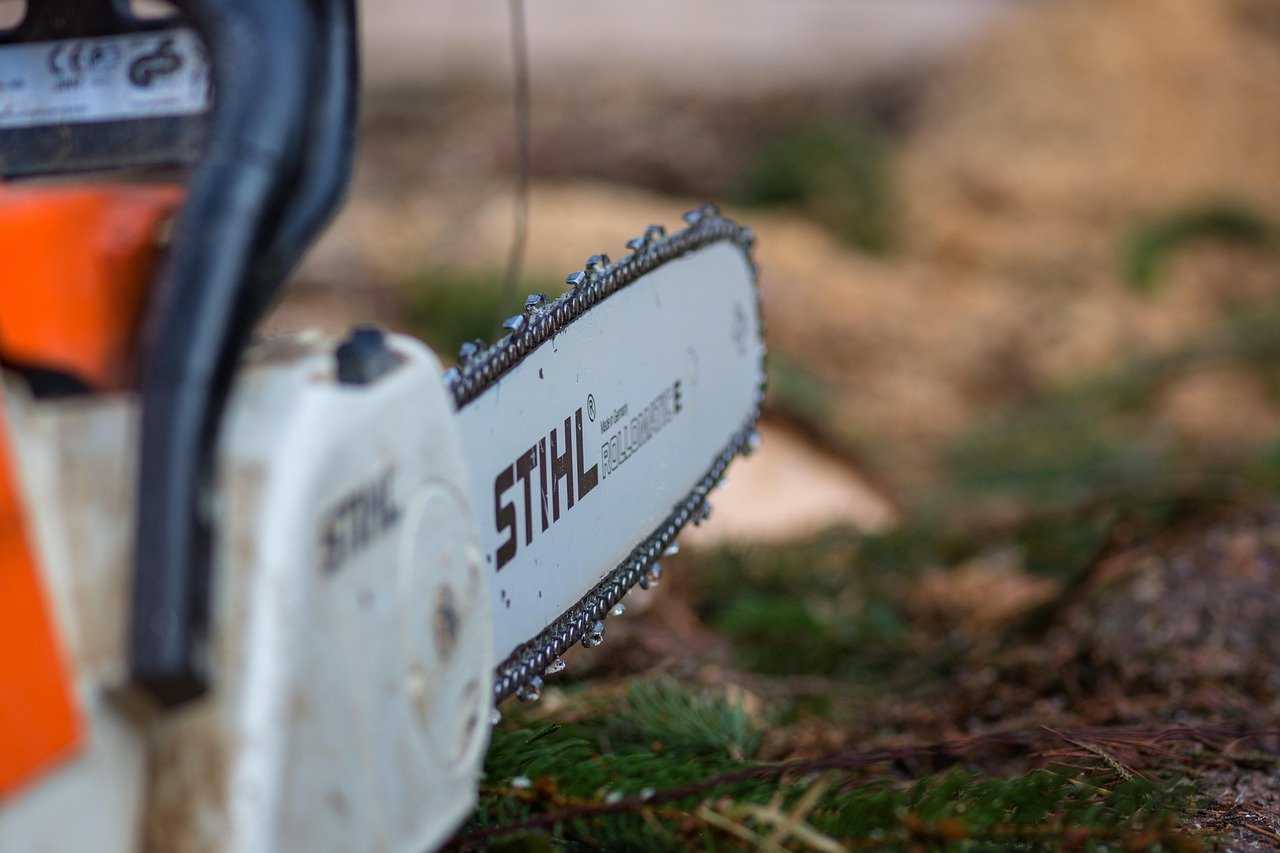 découvrez notre sélection de tronçonneuses puissantes et fiables pour tous vos travaux de découpe de bois. parfaites pour les professionnels et les amateurs de jardinage.