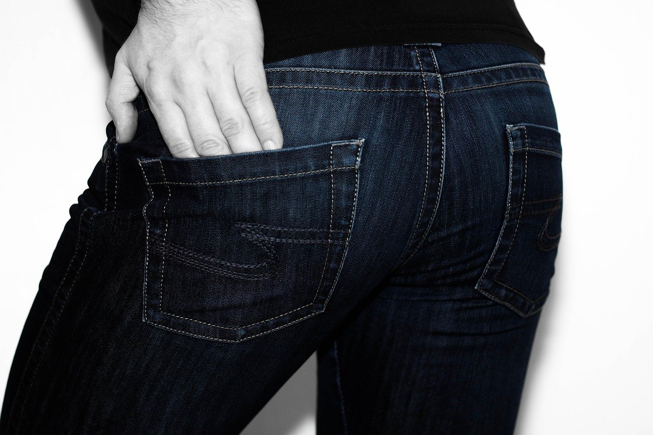 découvrez notre collection de jeans flare alliant style rétro et confort moderne, parfaits pour sublimer toutes vos tenues avec une touche élégante et tendance.