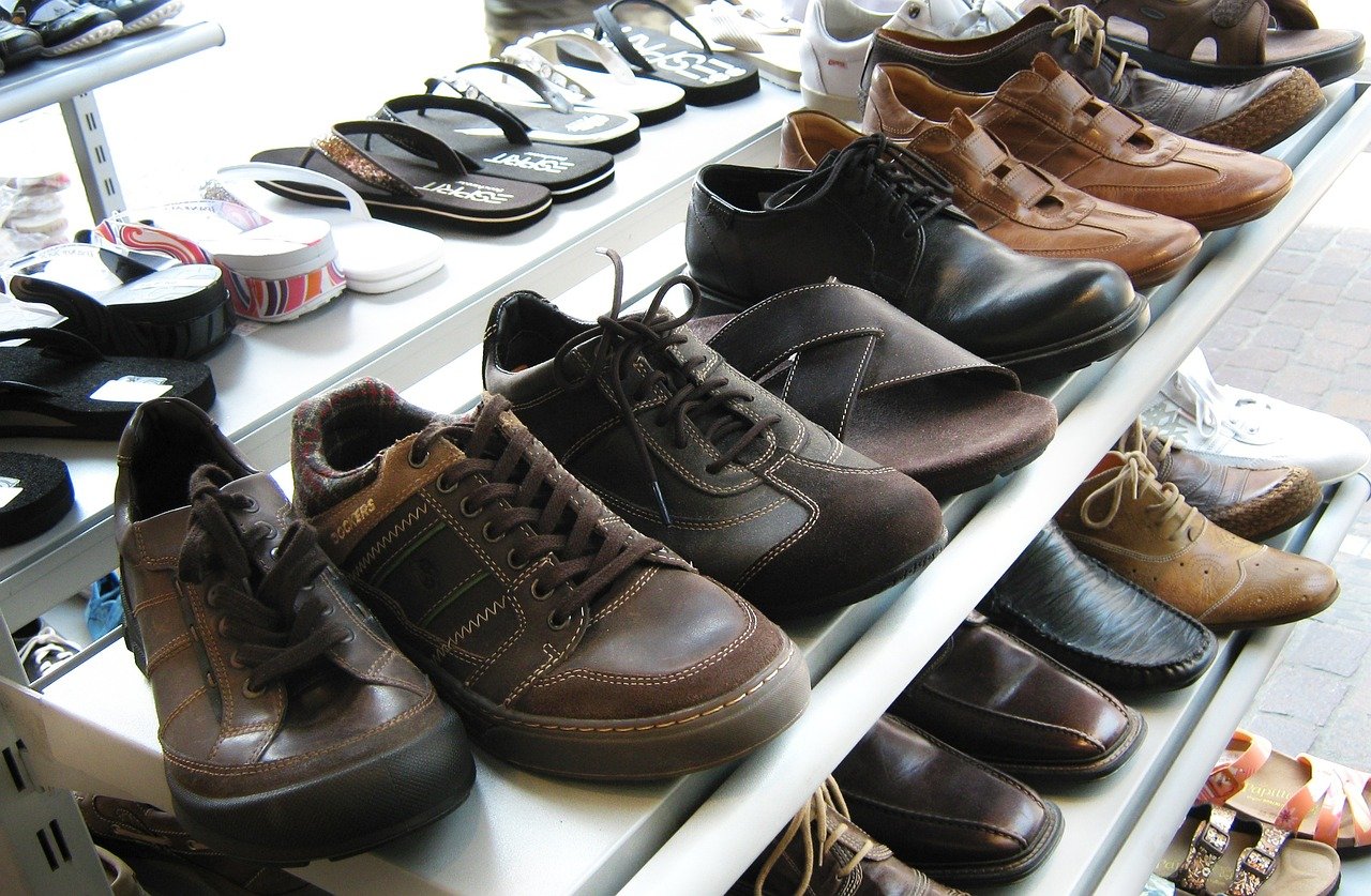 découvrez notre collection de pantalons cargo pour hommes, alliant style et confort, ainsi que des chaussures assorties pour un look tendance et décontracté.