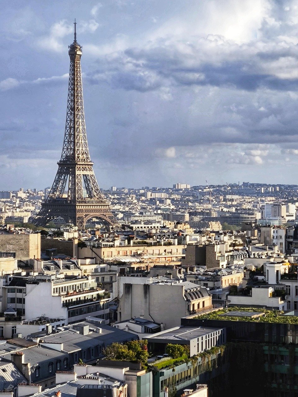 Paris, la ville lumière qui dicte le style: au-delà de la mode, une capitale du stylisme
