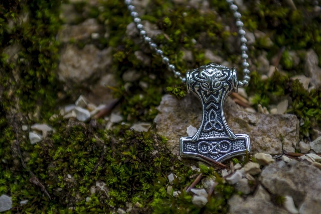 découvrez notre collection unique de bijoux vikings alliant authenticité et design contemporain, parfaits pour les passionnés d'histoire et de culture nordique.