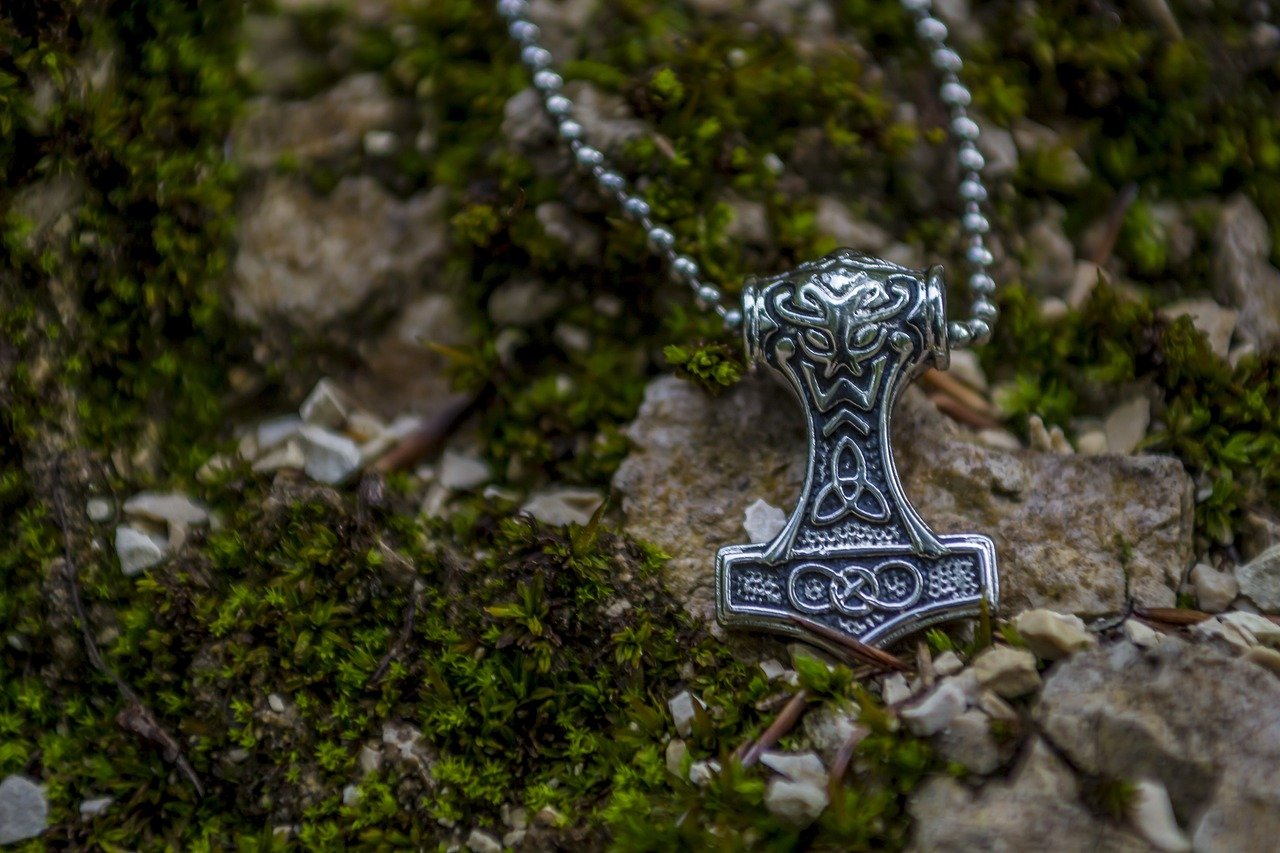 Les bijoux Viking pour homme : osez la tendance venue du Nord