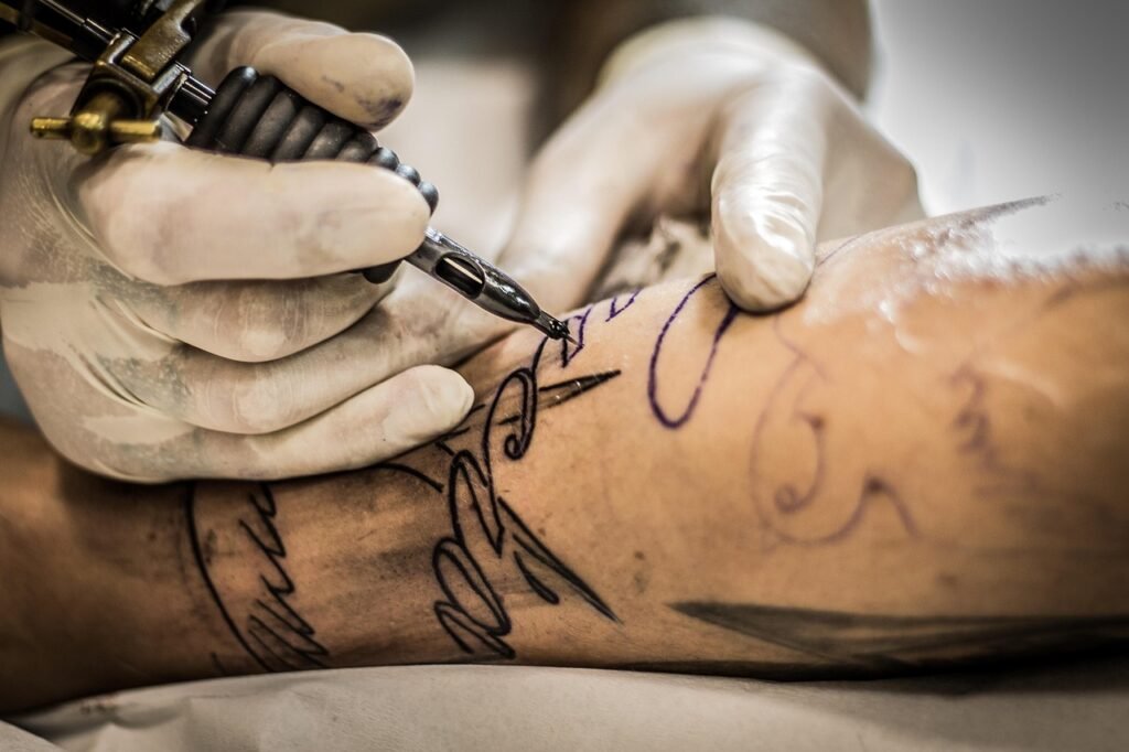 découvrez nos idées de tatouages sur la colonne vertébrale pour un style unique et élégant. inspirations et conseils pour un tattoo réussi le long de votre dos.