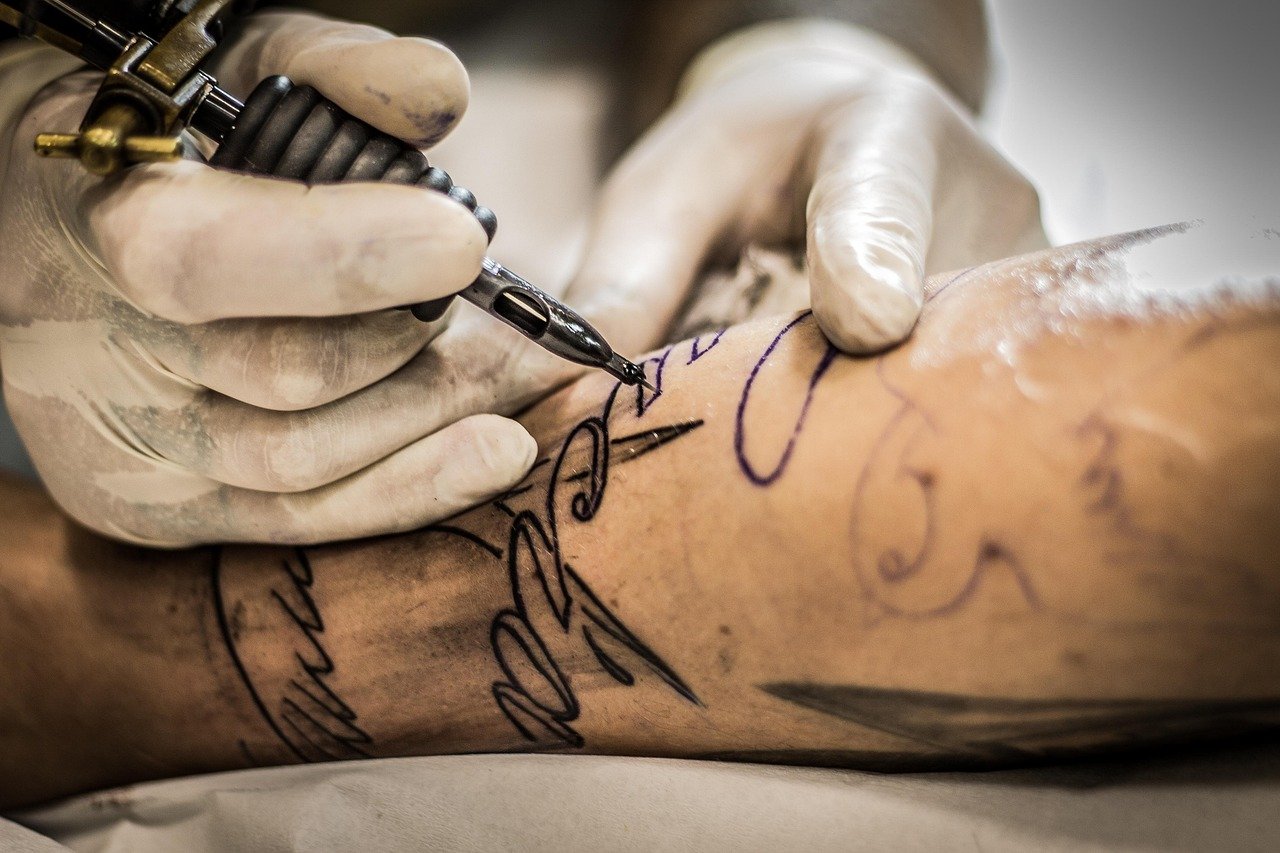 Le tatouage sur la colonne vertébrale : l’encre qui raconte, entre sens caché et sensation